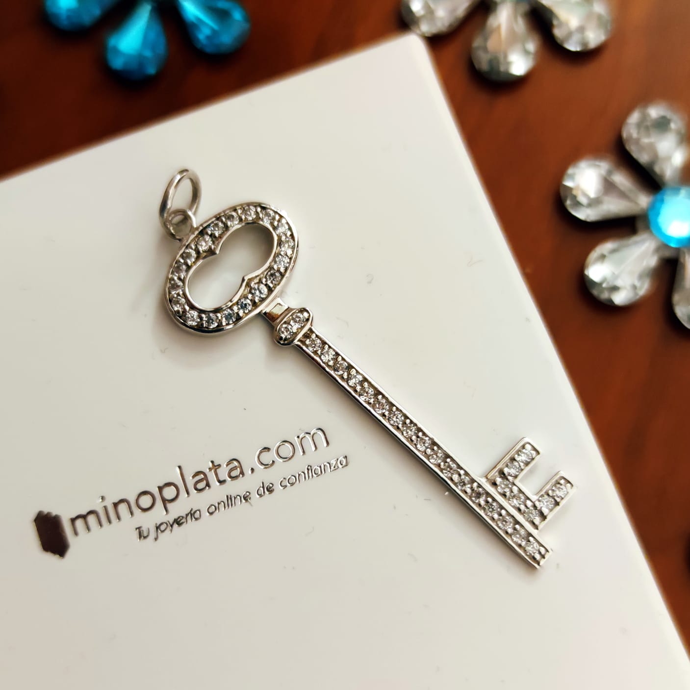 Colgante Llave de Plata Rodiada con Circonitas blancas 3